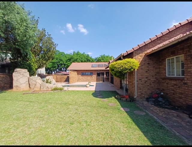 4 BEDROOM HOUSE FOR SALE IN DERSLEY